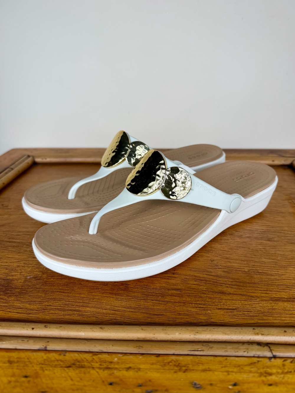 NEW Crocs Sanrah Hammered Circle Wedge Women’s Size 11